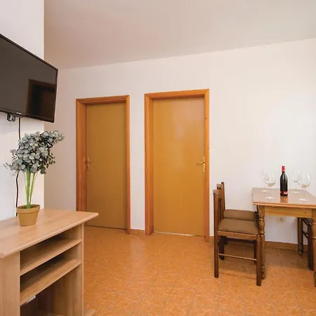 2 Bedroom Amazing In Okrug Gornji شقة تروغير