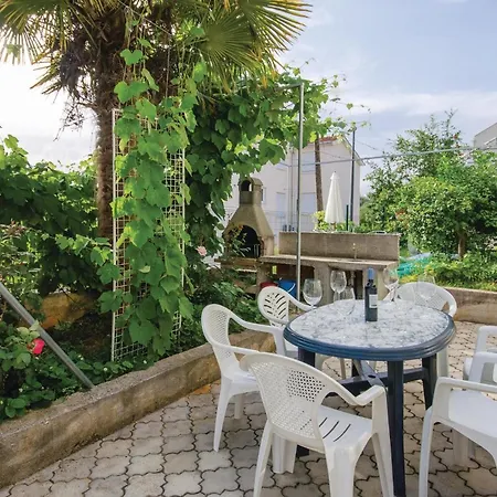 2 Bedroom Amazing In Okrug Gornji